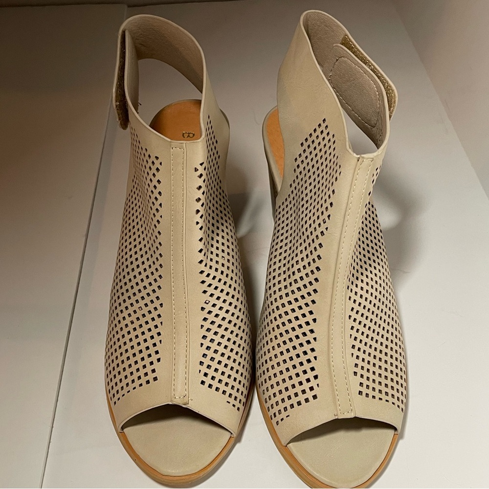 NEW NWOB Elegant Beige, Light Tan Perforated, Chunky Heel, Summer Sandals Sz 7.5